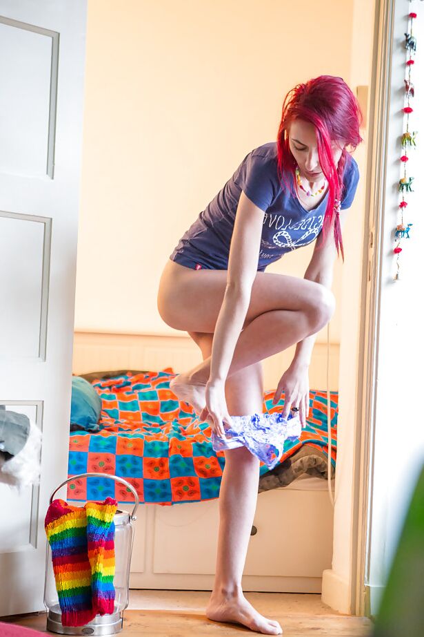Imagens 16P Voyeur da gata amadora ruiva Ioana vestindo buceta peluda