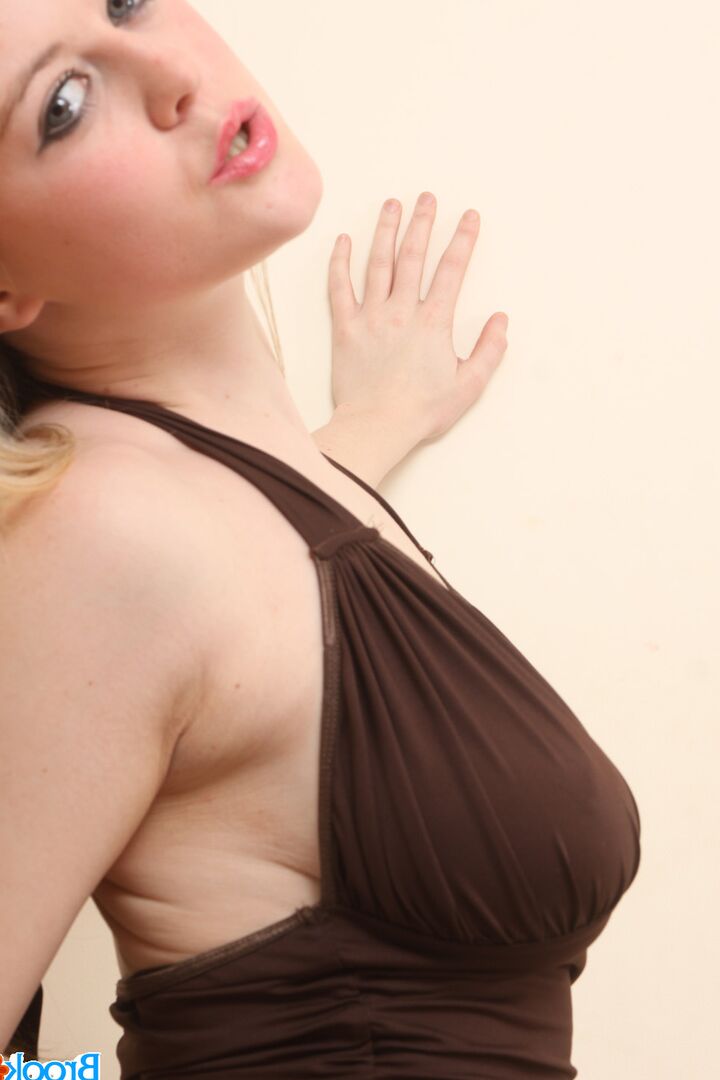 20P La chaude blonde Brook Little en robe noire moulante révèle ses gros seins pour pincer les tétons