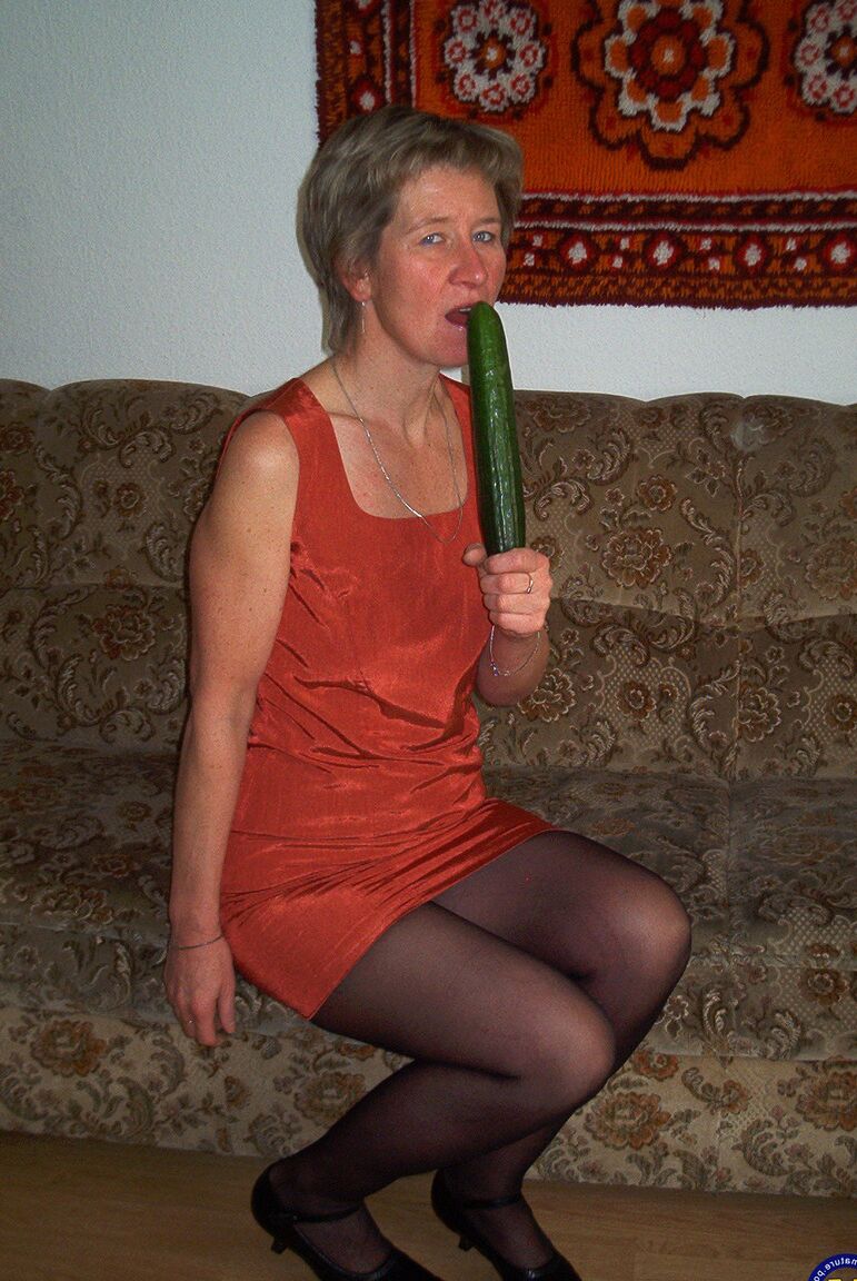 21P Christina, femme au foyer, joue avec sa chatte excitée avec un concombre