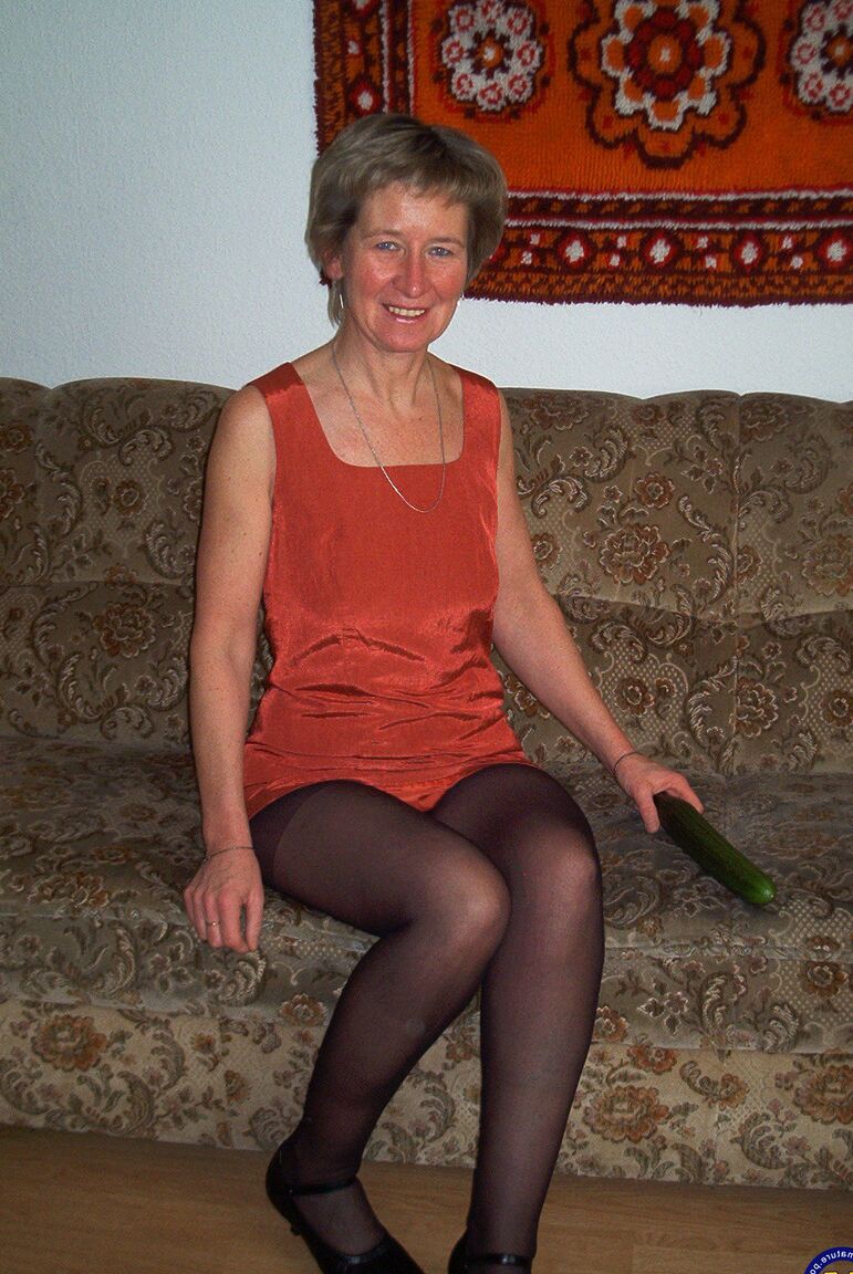 21P Christina, femme au foyer, joue avec sa chatte excitée avec un concombre