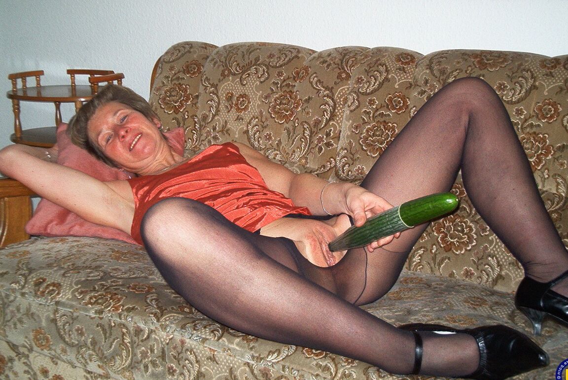 21P Christina, femme au foyer, joue avec sa chatte excitée avec un concombre