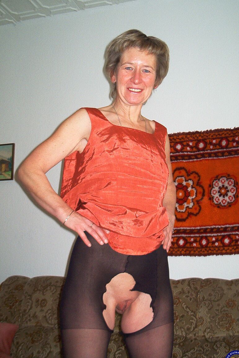 21P Christina, femme au foyer, joue avec sa chatte excitée avec un concombre