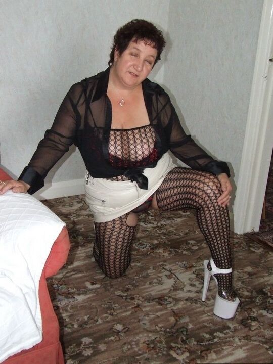 20P La madura Kinky Carol muestra sus grandes tetas en pantimedias sin entrepierna y tacones