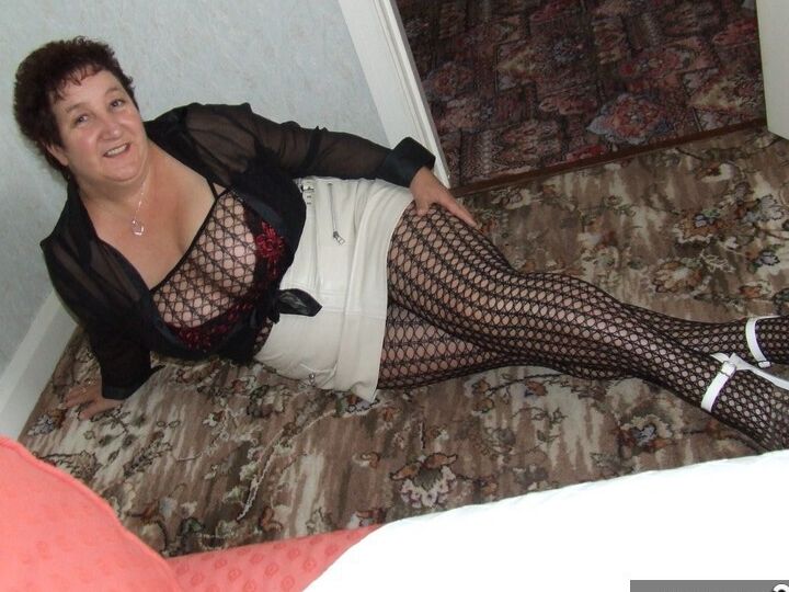 20P La madura Kinky Carol muestra sus grandes tetas en pantimedias sin entrepierna y tacones