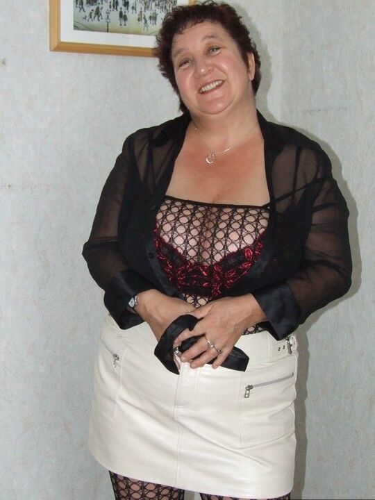 20P La madura Kinky Carol muestra sus grandes tetas en pantimedias sin entrepierna y tacones