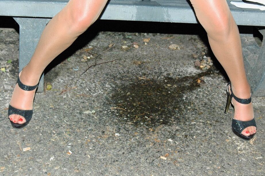 20P Une femme amateur baisse son tuyau pour pisser sur un banc de parc la nuit