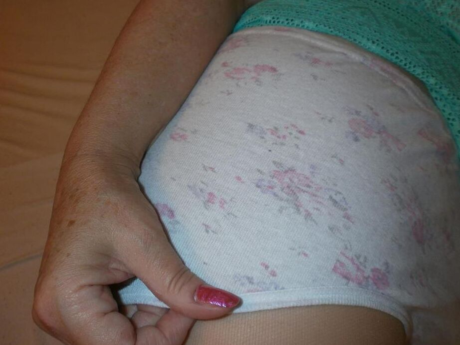 17P Avó peluda desliza a calcinha para o lado para expor a vagina