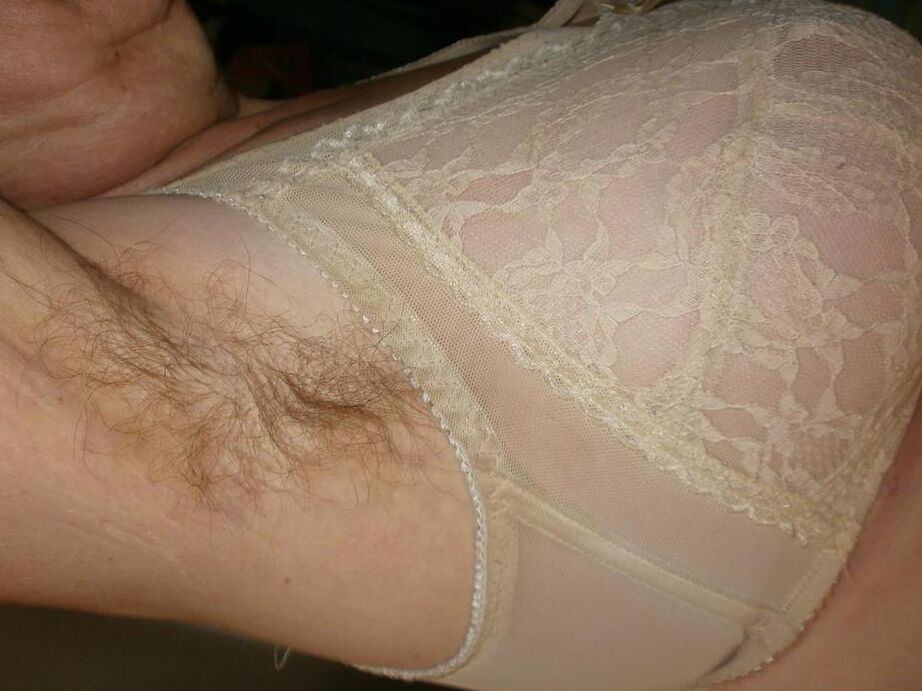 17P Avó peluda desliza a calcinha para o lado para expor a vagina
