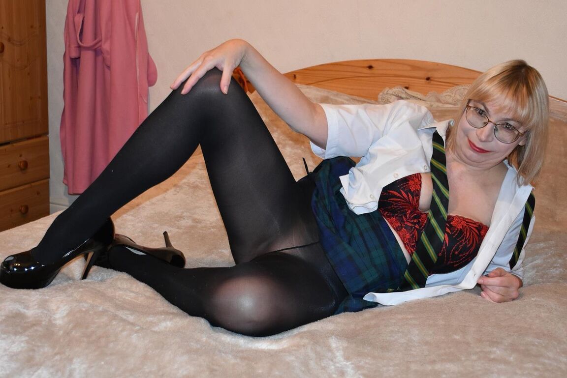 Die 16P reife blonde Barby-Schlampe zieht ihren Schlauch herunter, nachdem sie Schulmädchenkleidung ausgezogen hat