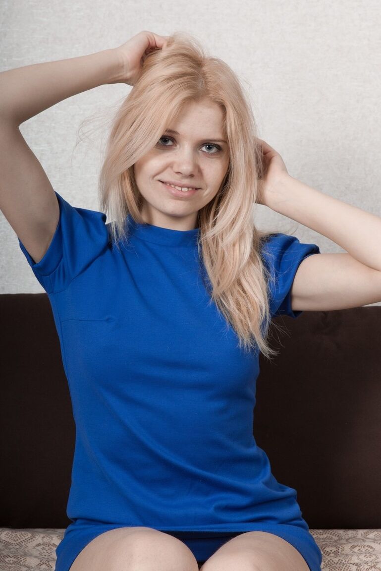 16P Adolescente rubia hace su debut posando desnuda mostrando su felpudo