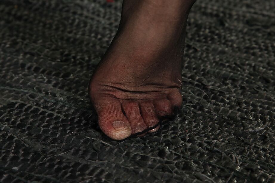 16P Une amatrice asiatique coquine aux pieds sexy se débarrasse de ses vêtements et de ses collants