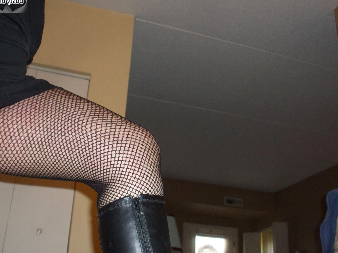 20P La mayor amateur Busty Bliss se quita el abrigo de piel antes de besar y lamer una polla