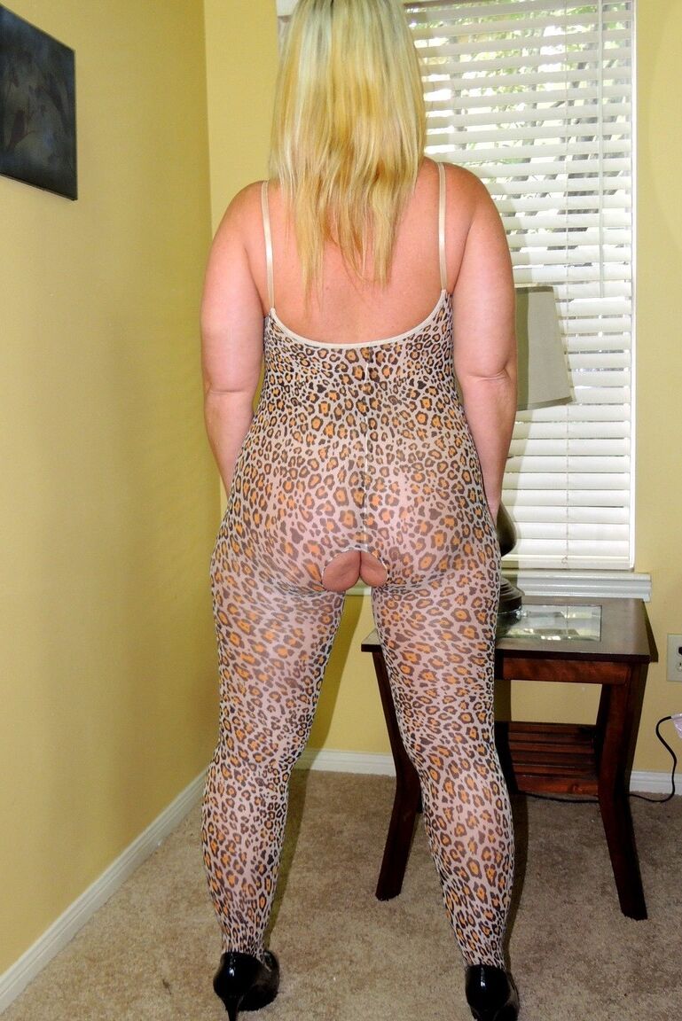 17P Fat blond amateur Dee Siren sucks and fucks black dicks in crotchless stocking