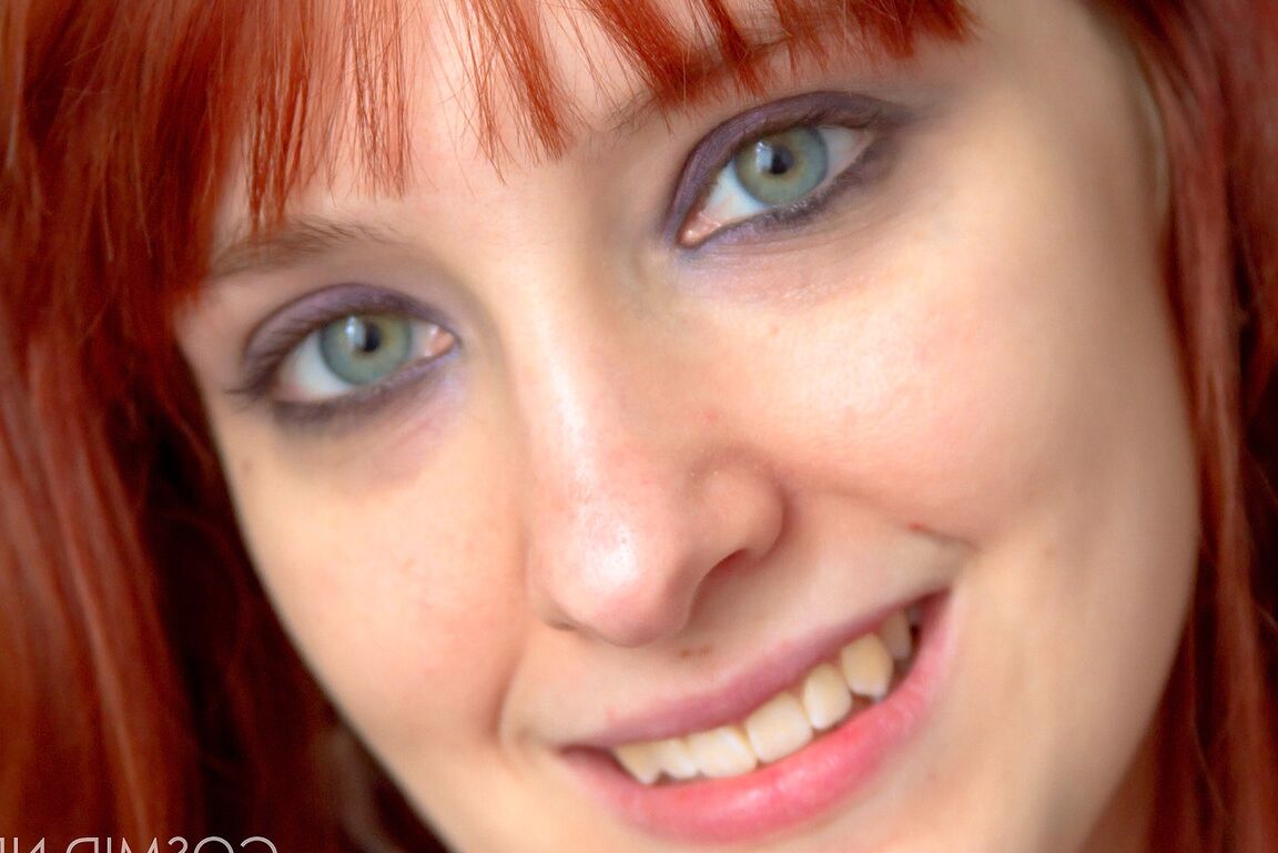 16P A ruiva gostosa Ellette tira o sutiã sexy e se despe para exibir seios perfeitos