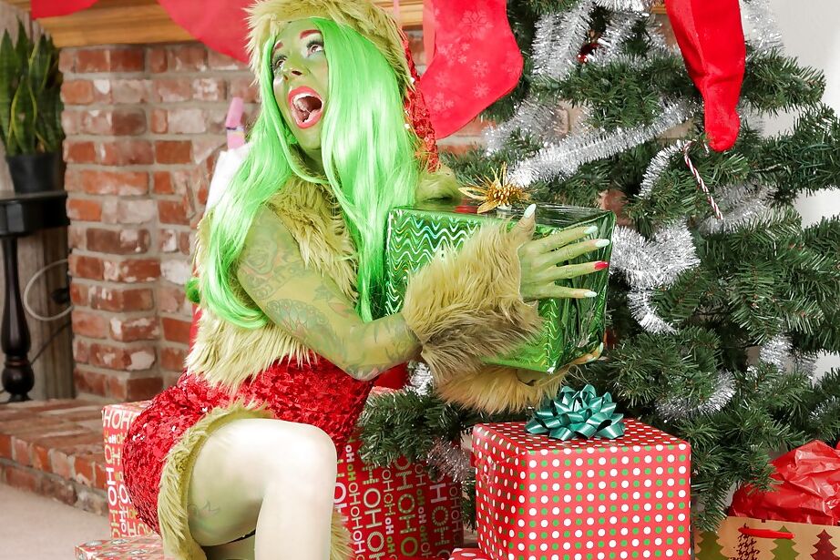16P La amateur de piel verde Joanna Angel posa muy caliente en Navidad