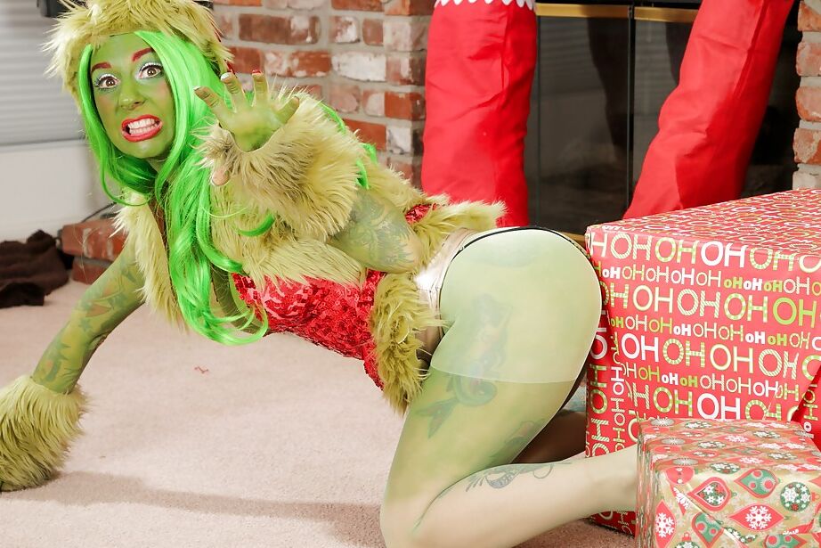 16P La amateur de piel verde Joanna Angel posa muy caliente en Navidad
