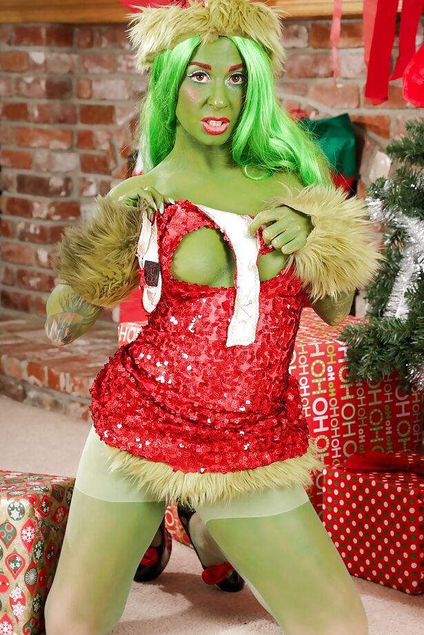 16P La amateur de piel verde Joanna Angel posa muy caliente en Navidad