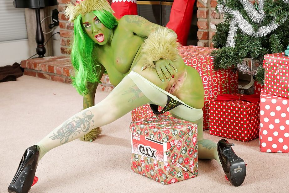 16P La amateur de piel verde Joanna Angel posa muy caliente en Navidad