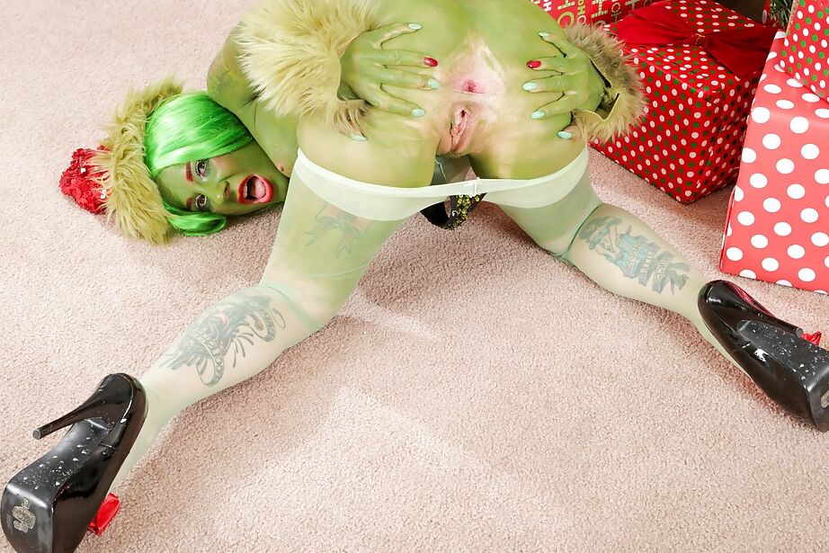 16P La amateur de piel verde Joanna Angel posa muy caliente en Navidad