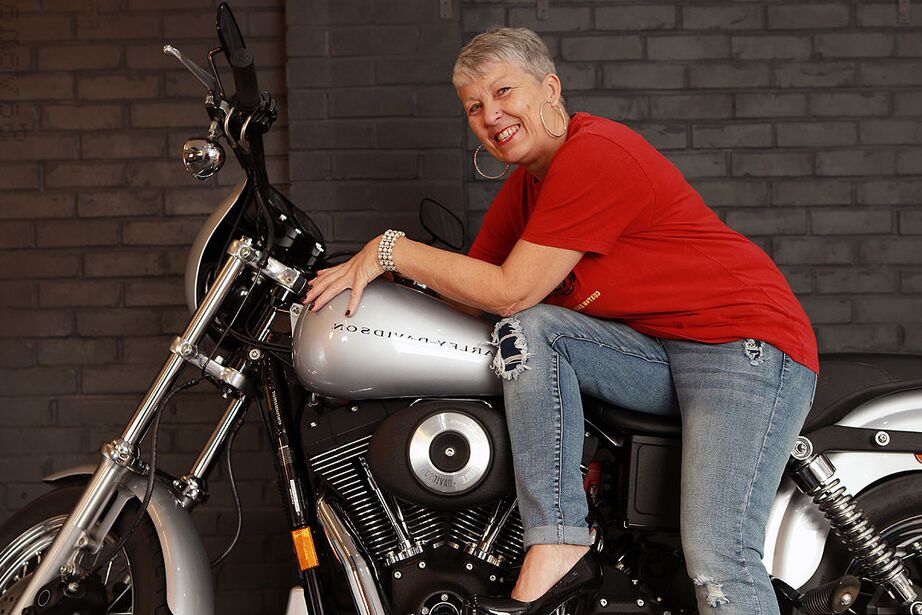 20P Старая любительница Савана моделирует нижнее белье на мотоцикле Harley Davidson