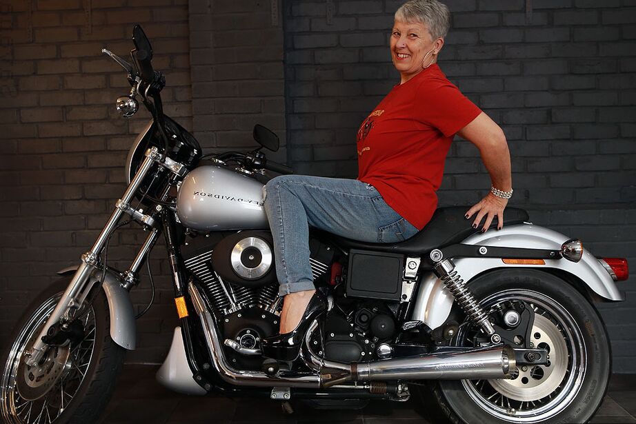 20P Старая любительница Савана моделирует нижнее белье на мотоцикле Harley Davidson