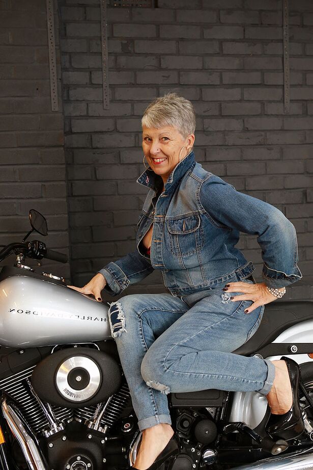 20P Старая любительница Савана моделирует нижнее белье на мотоцикле Harley Davidson