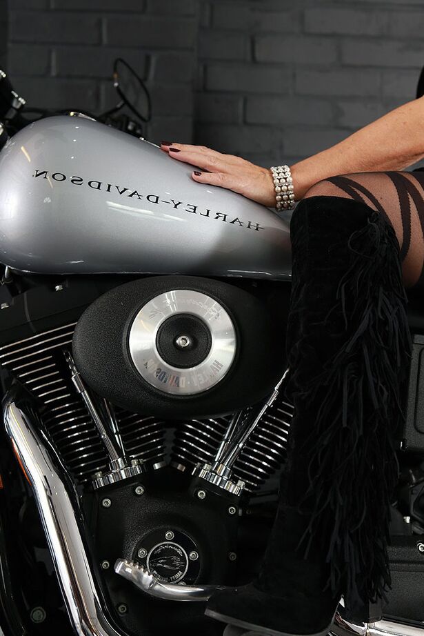 20P Старая любительница Савана моделирует нижнее белье на мотоцикле Harley Davidson