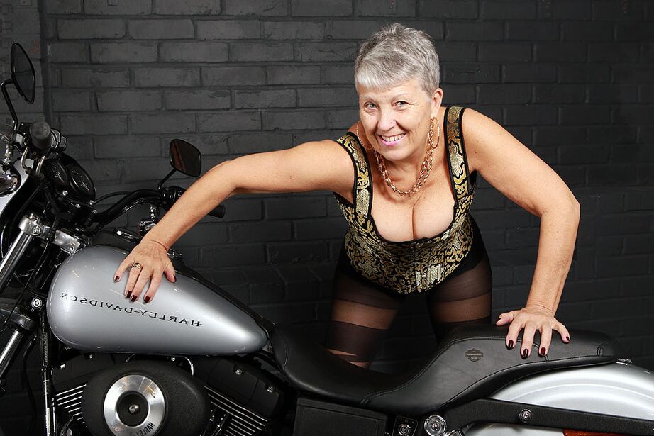 20P Старая любительница Савана моделирует нижнее белье на мотоцикле Harley Davidson