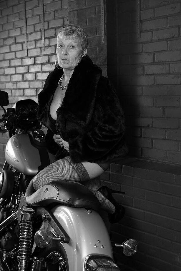 20P Старая любительница Савана моделирует нижнее белье на мотоцикле Harley Davidson