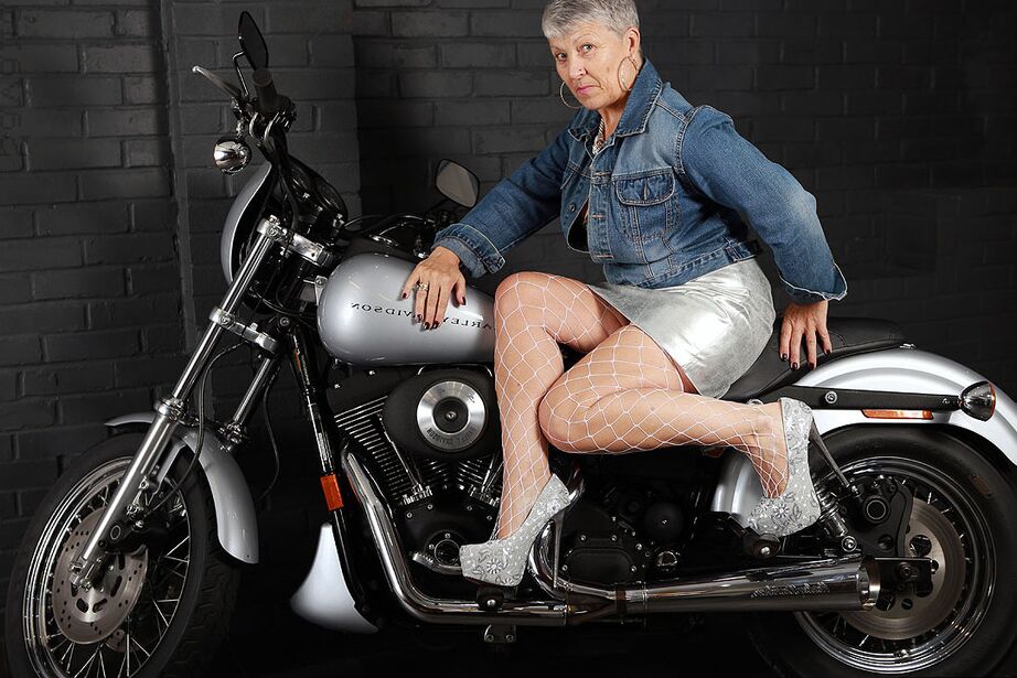 20P Старая любительница Савана моделирует нижнее белье на мотоцикле Harley Davidson