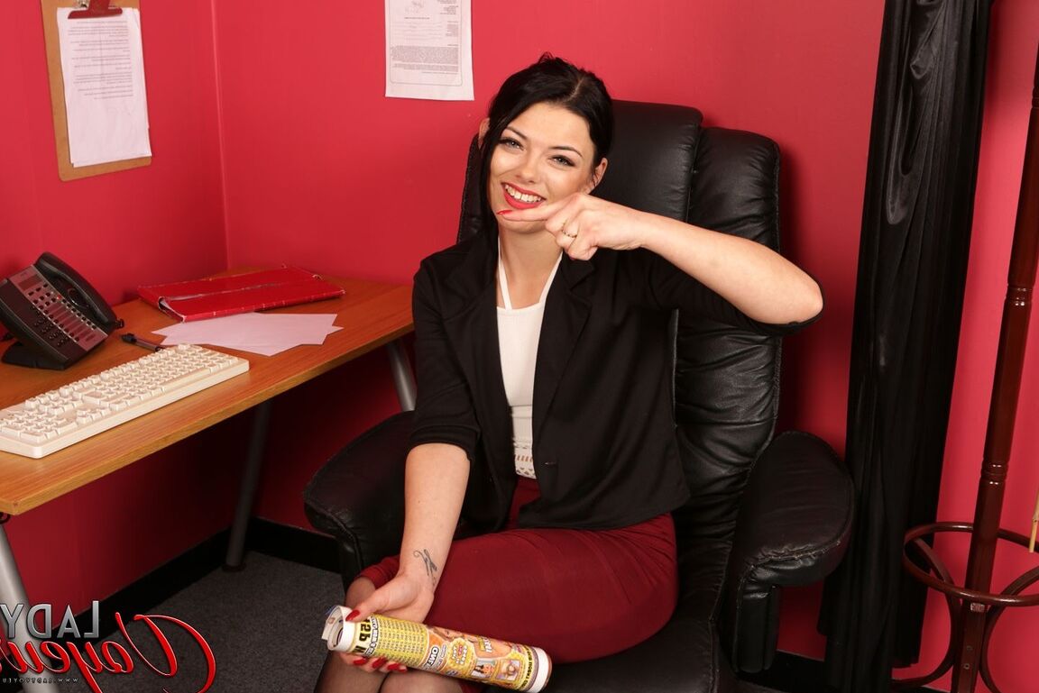 17P La secretaria vestida Sapphire Rose muestra sus bragas mientras mira una revista de chicas