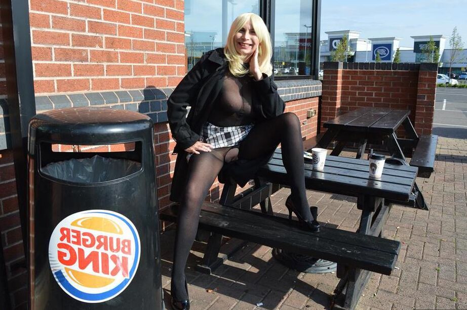 20P A loira mais velha Barby Slut mostra sua buceta em público usando meia sem virilha