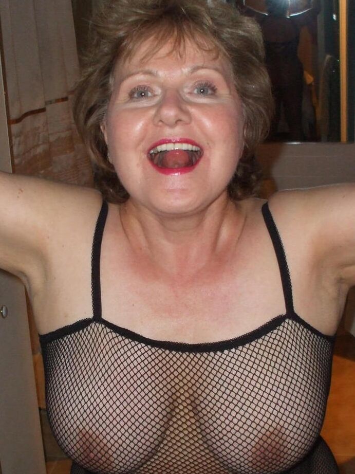 20P Mulher madura peituda Busty Bliss lambe o pênis de seu menino de brinquedo no modo POV