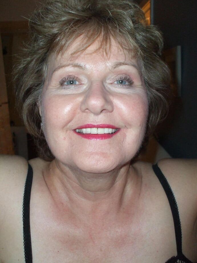 20P Mulher madura peituda Busty Bliss lambe o pênis de seu menino de brinquedo no modo POV