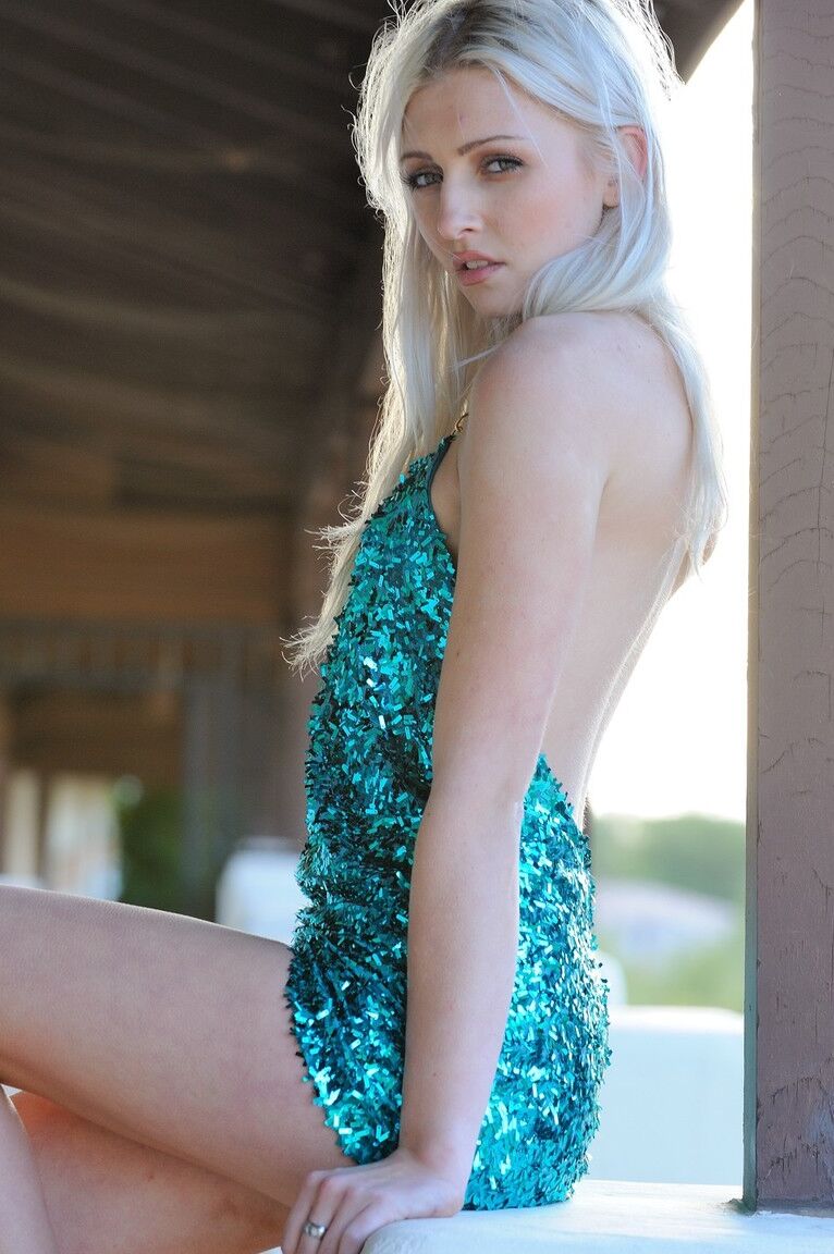 21P La glamorosa rubia amateur Layden dando un excitante upskirt sin bragas