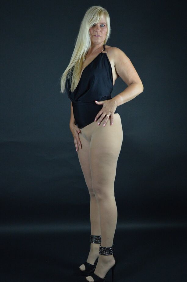 20P La rubia amateur Sweet Susi se quita una minifalda de cuero para bajarse las medias