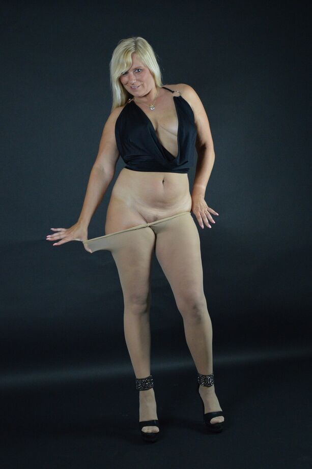 20P La rubia amateur Sweet Susi se quita una minifalda de cuero para bajarse las medias