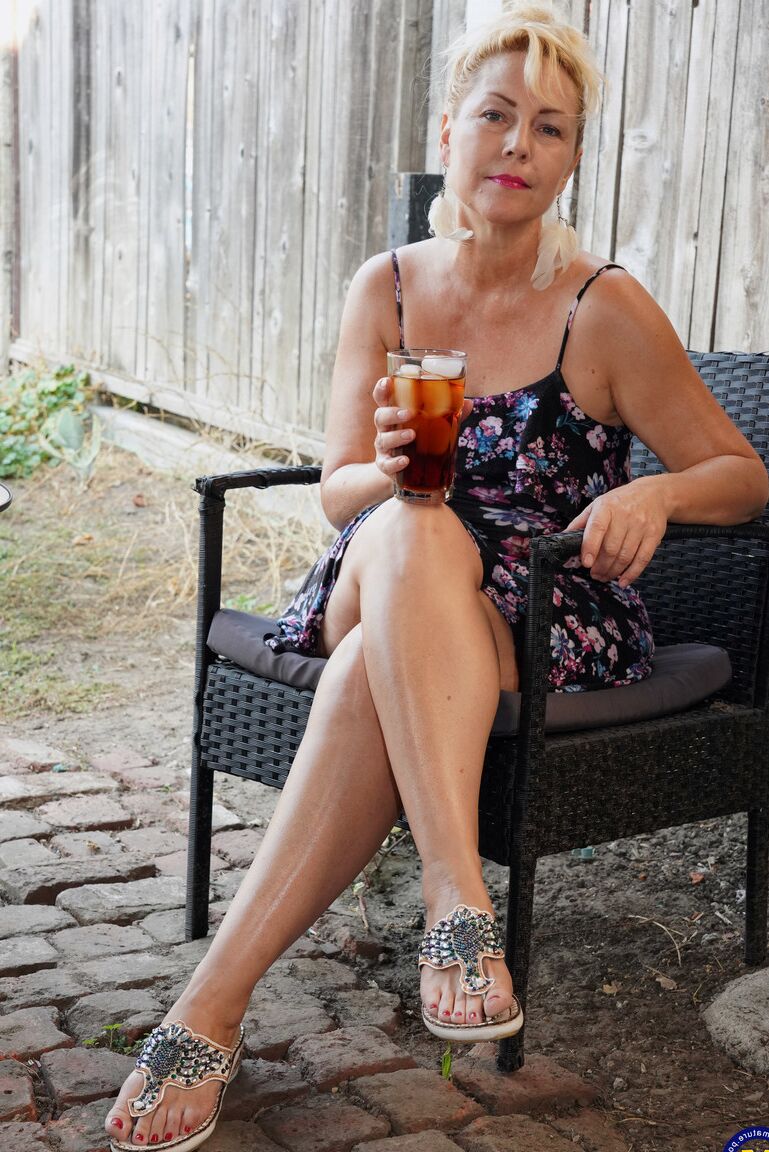 21P La estadounidense Badd Gramma revela sus sexys curvas y se toca