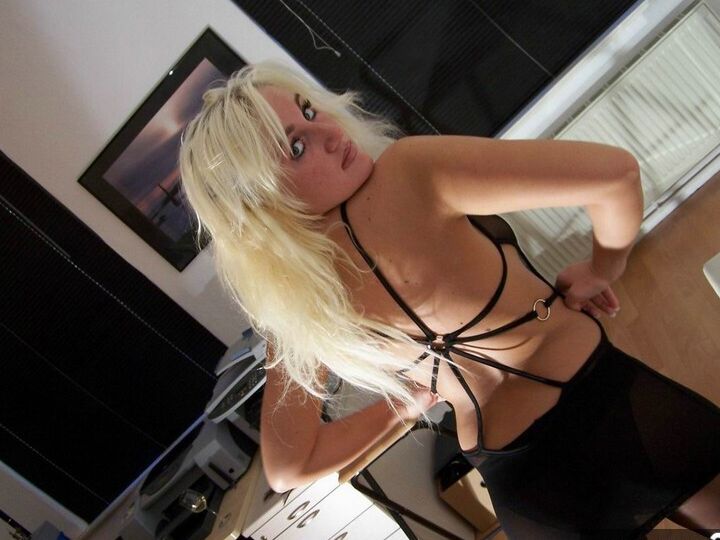 20P Блондинка Sexy Marry моделирует топлесс в любительском видео в колготках
