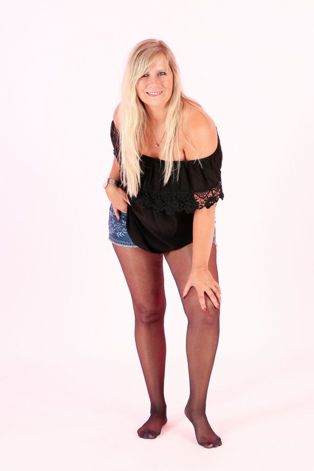 20P Die blonde süße Susi mittleren Alters zieht sich aus, bevor sie sich einen Schlauch in ihre Fotze stopft