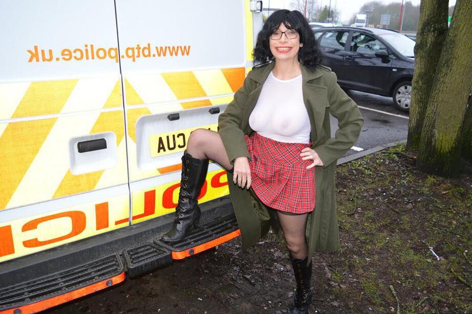 20P La amateur Barby Slut se expone en público con botas negras