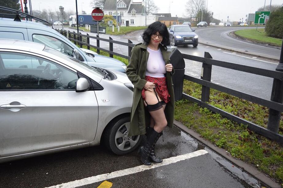 20P La amateur Barby Slut se expone en público con botas negras