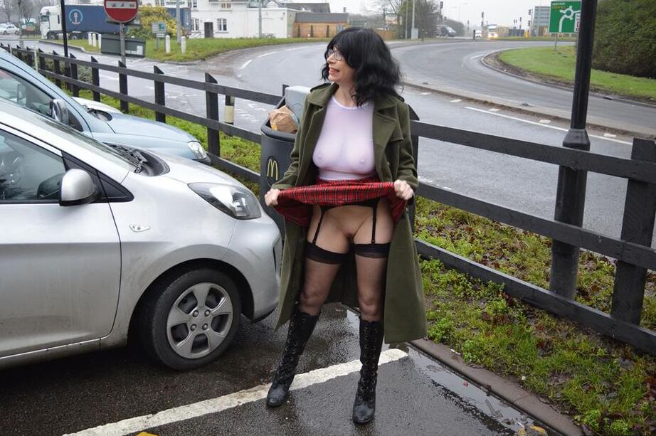 20P La amateur Barby Slut se expone en público con botas negras
