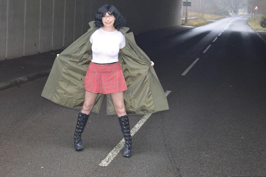 20P La amateur Barby Slut se expone en público con botas negras