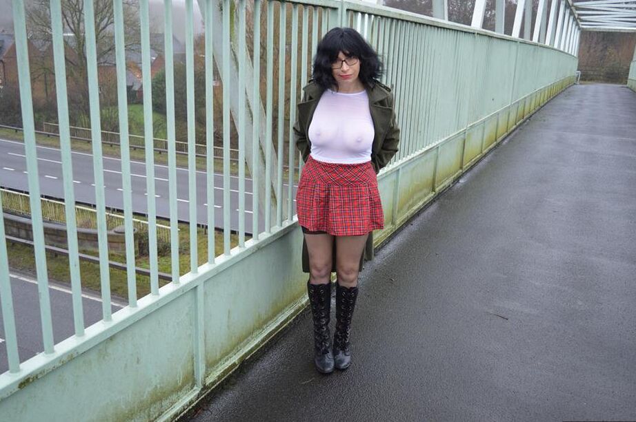 20P La amateur Barby Slut se expone en público con botas negras