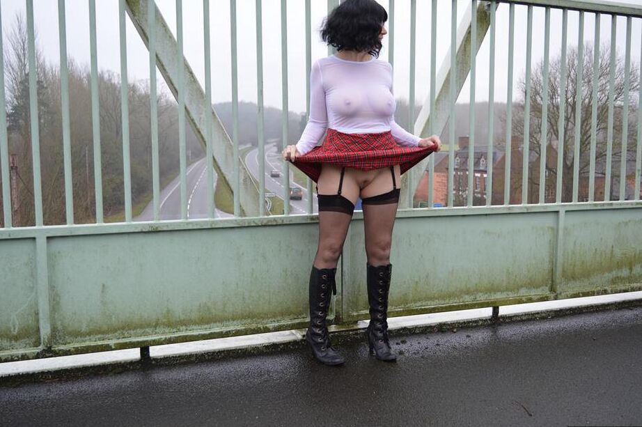 20P La amateur Barby Slut se expone en público con botas negras
