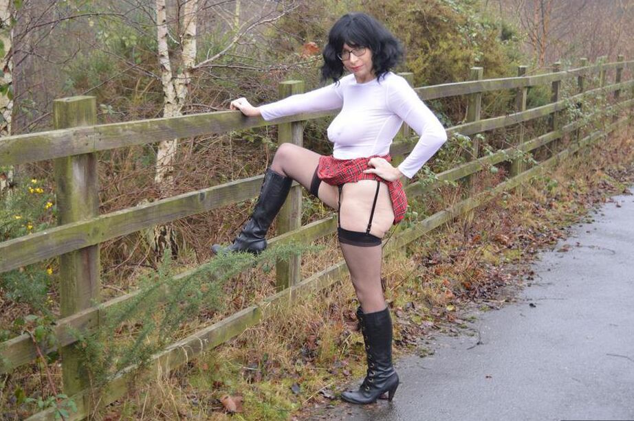 20P La amateur Barby Slut se expone en público con botas negras