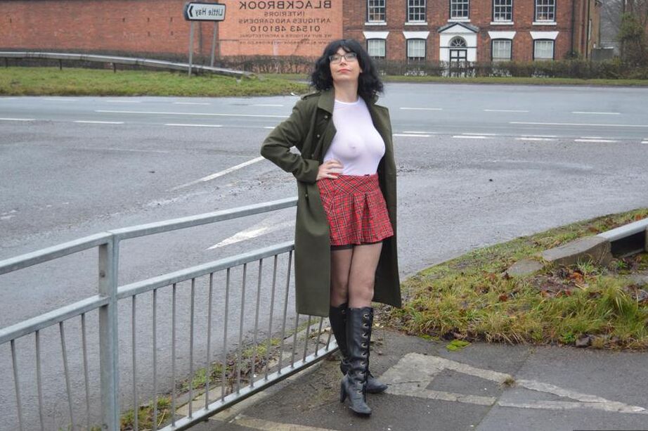20P La amateur Barby Slut se expone en público con botas negras