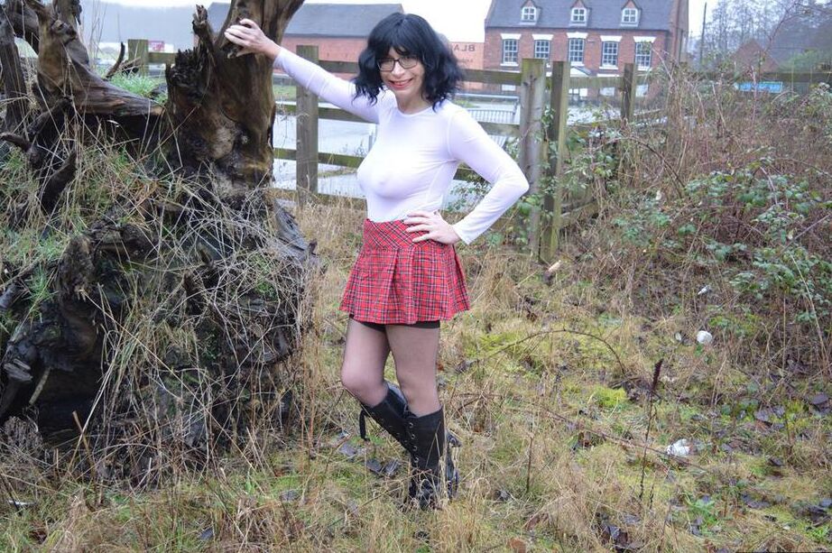 20P La amateur Barby Slut se expone en público con botas negras