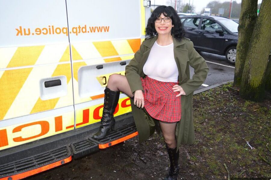 20P La amateur Barby Slut se expone en público con botas negras